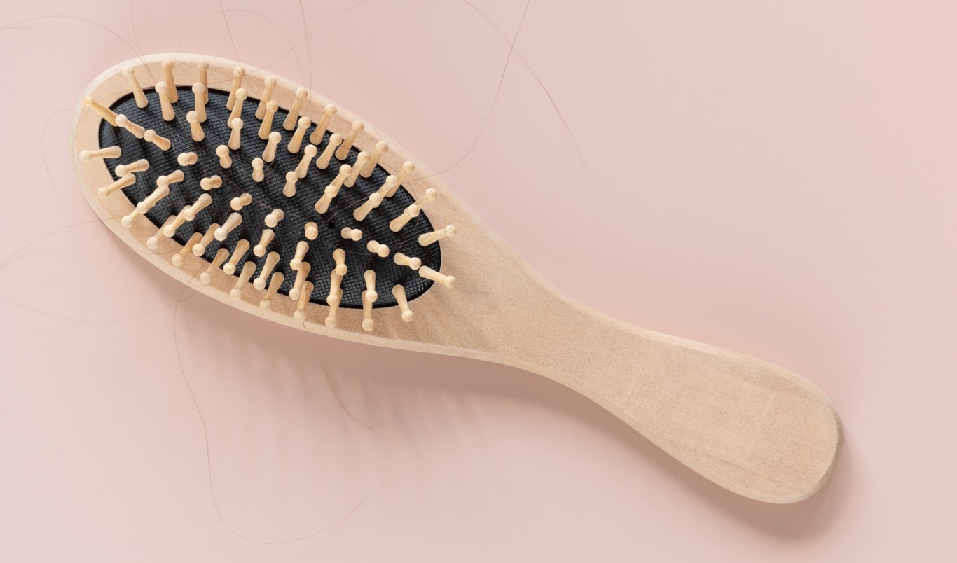 Slik rengjør du hårbørsten med 4 enkle trinn