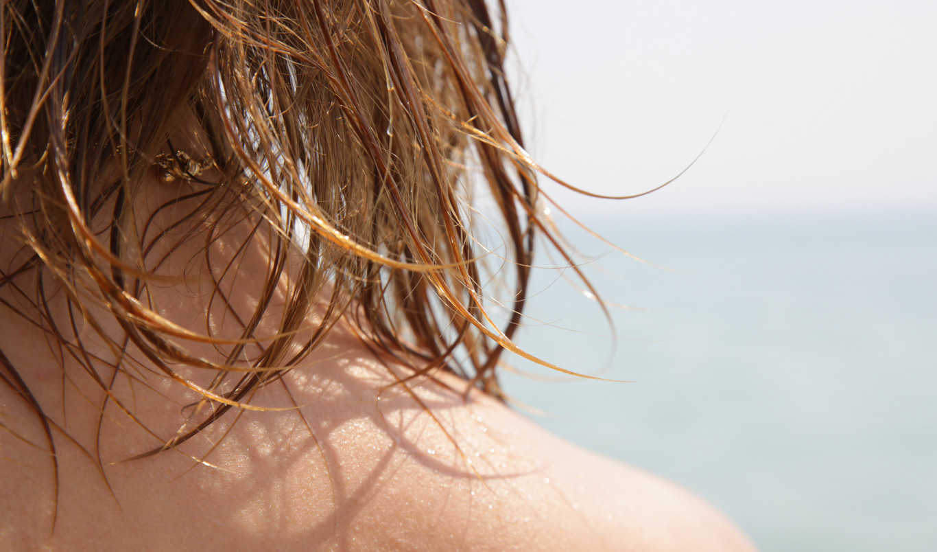 Aurinkosuoja hiuksille: näin suojaat & pidät huolta hiuksistasi