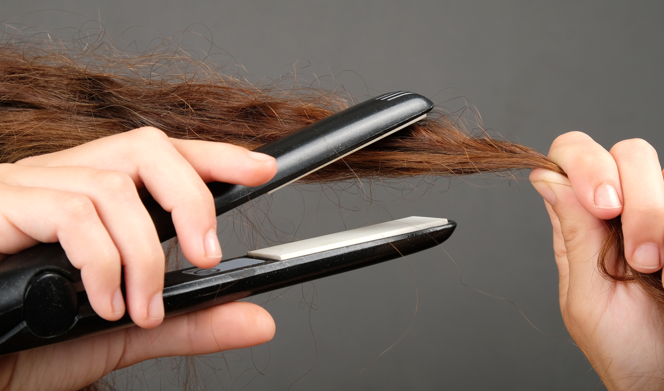 Trinn for trinn: Slik retter du krøllete hår og hår med fall