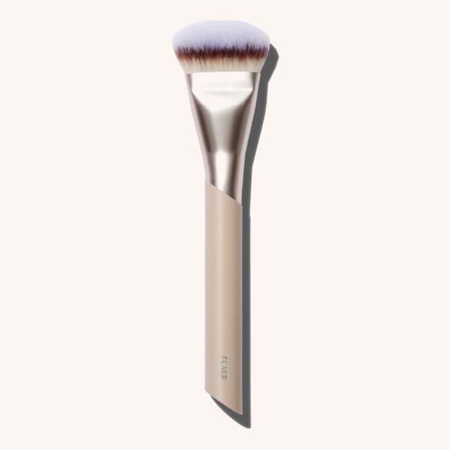 115 Flat Angled Foundation Brush 115 Flat Angled Foundation Brush